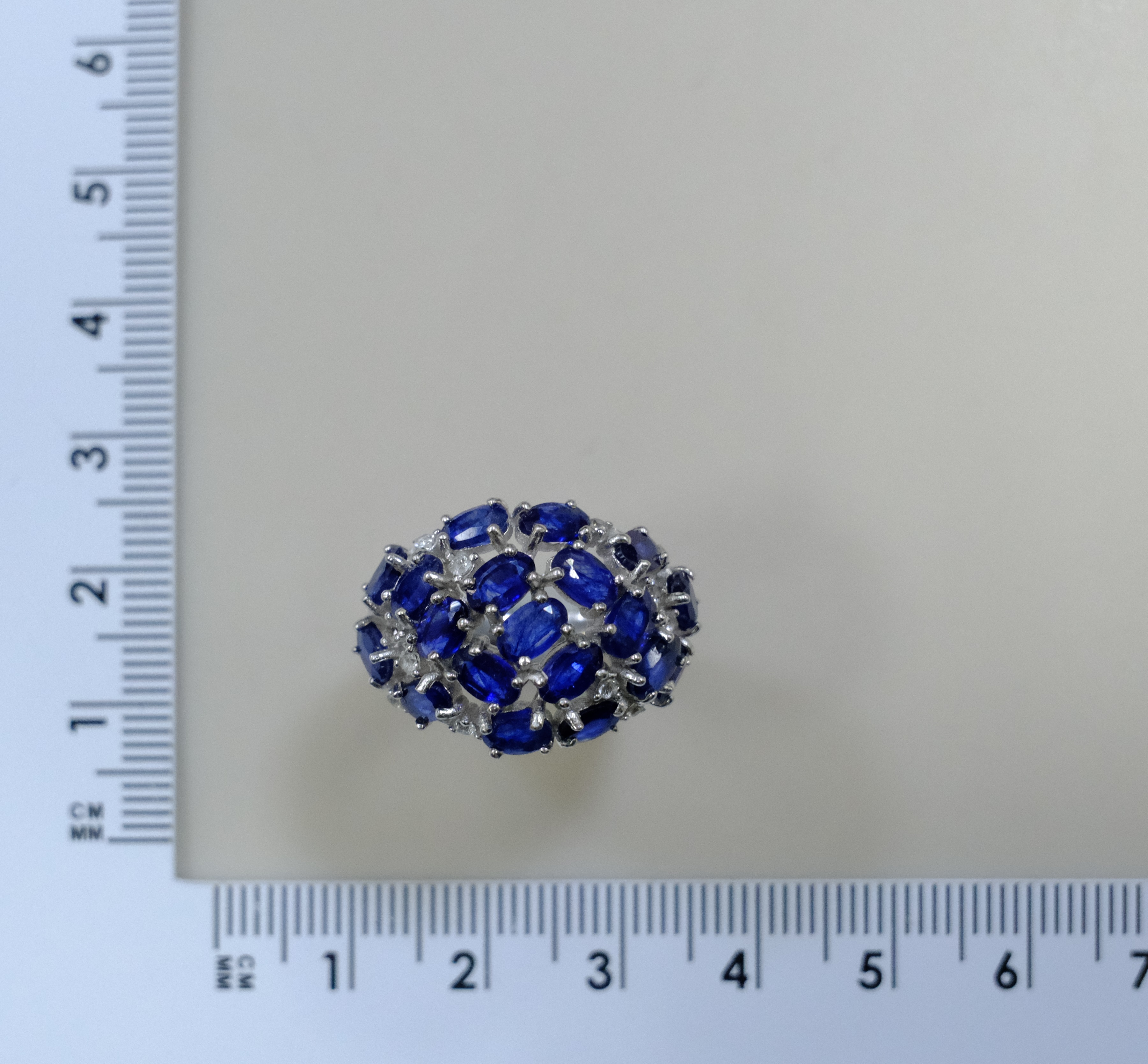 Серебряное кольцо с сапфирами